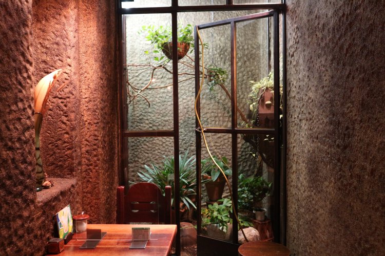 外の様子が見えない分、時間が止まっているような感覚に。