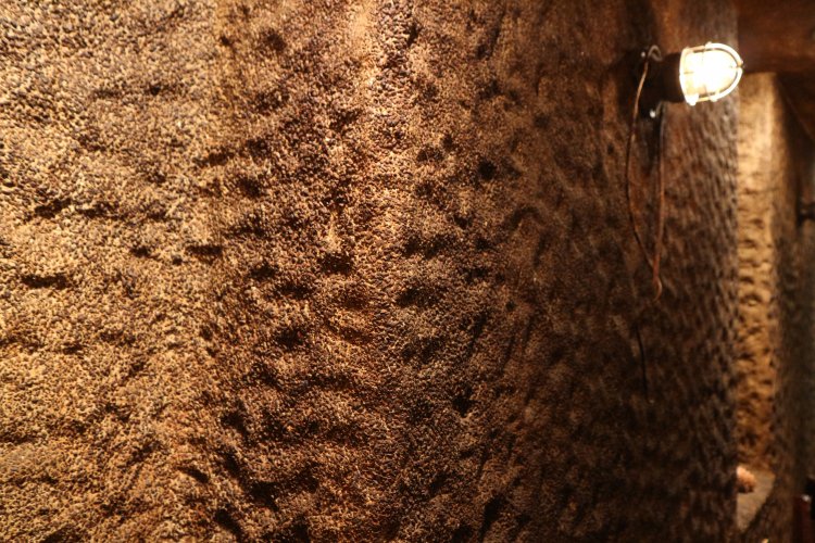 無数の凸凹はすべて手作業でつけられた。