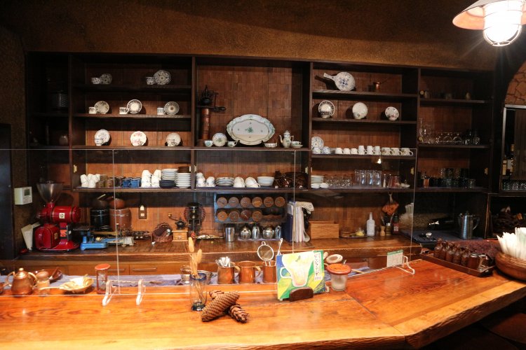 趣たっぷりの木のカウンターは、どことなく懐かしさを感じられる。