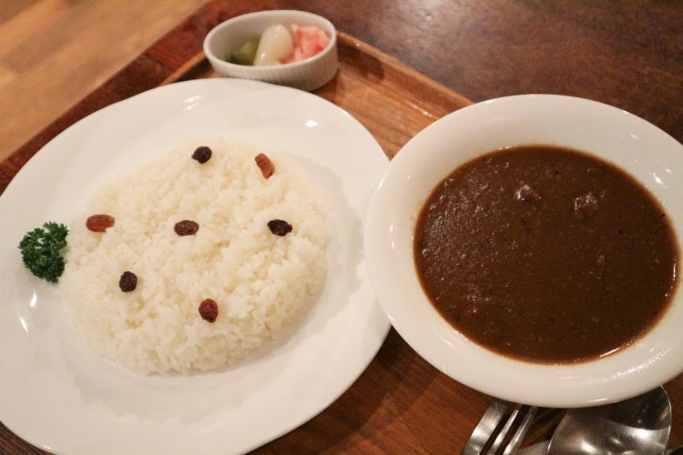 くぐつ草カレーは1250円。ライスにのったレーズンもアクセントに。