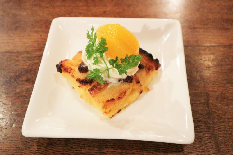 くぐつ草パンプディング800円。コーヒーか紅茶がつくセットは1300円。