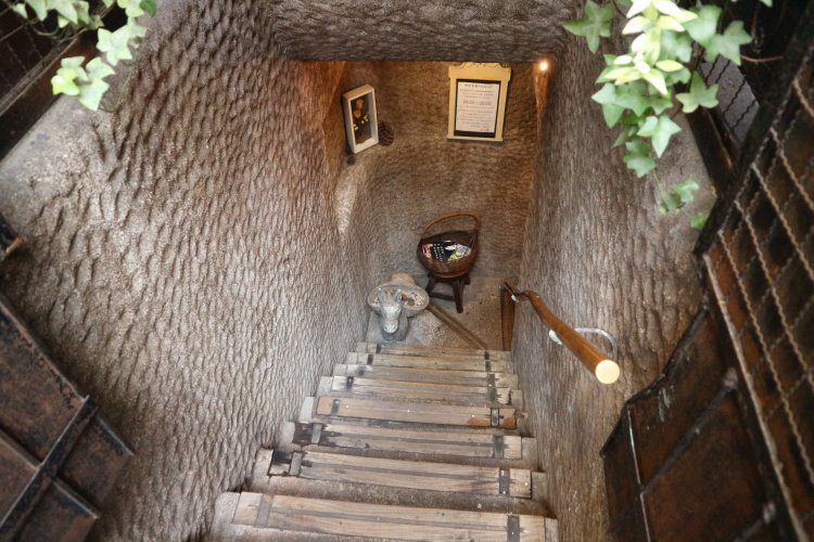 地下へと続く階段を下りていく。