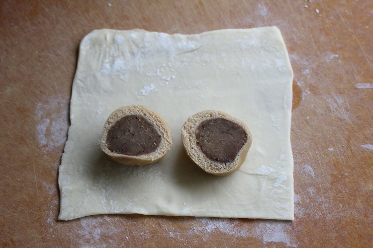 冷凍パイ生地を2mmにのばす。