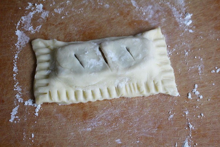 半分に折り、しっかり閉じて、さらにフォークで縁を抑える。ナイフで空気穴を開ける。