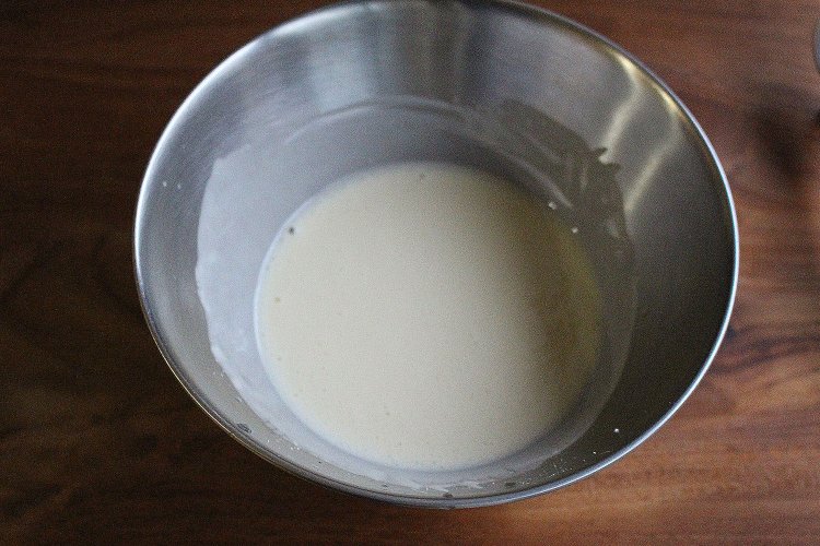 水で溶いた天ぷら粉にくぐらせて揚げるだけ。