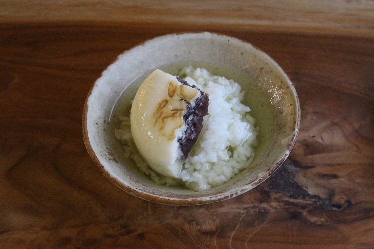 ご飯に葬式饅頭1／4個をのせて煎茶を注ぐ。