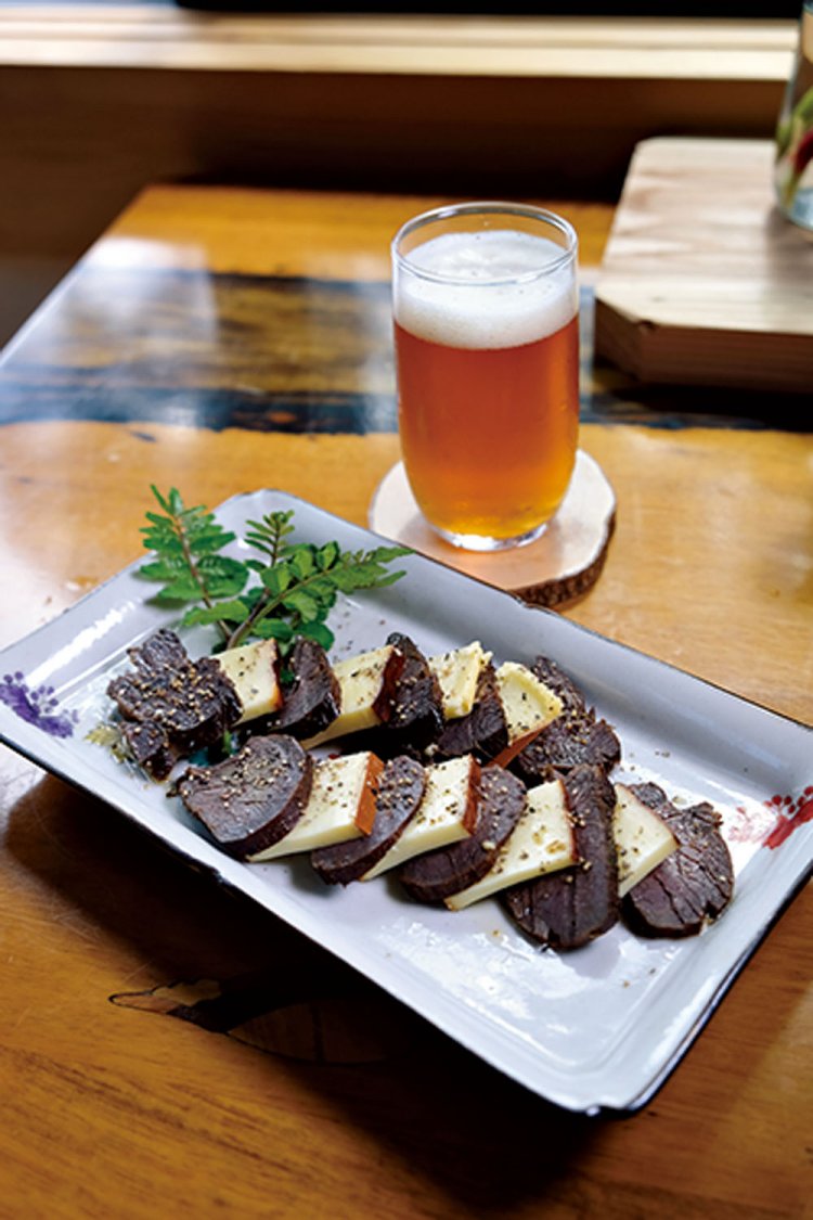 シカの燻製。燻製にするとシカも旨い。