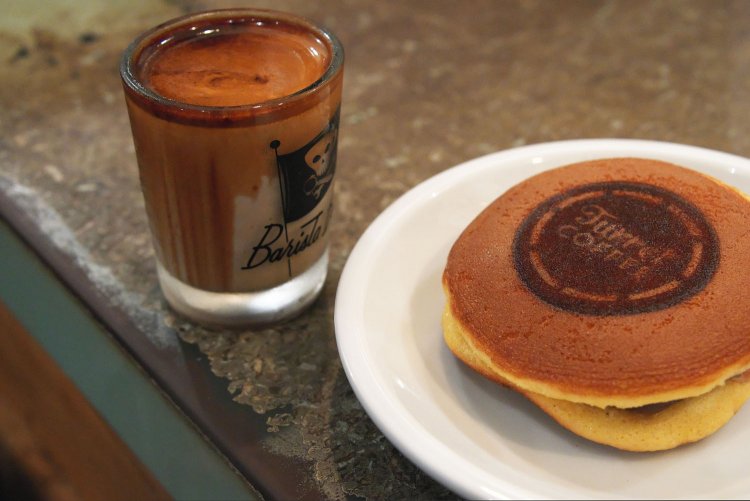 エスプレッソマキアート450円、ターレットどら焼き290円。