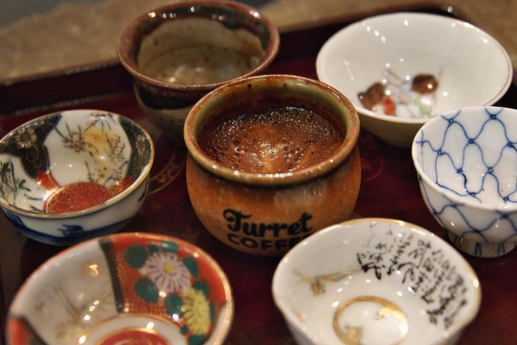 エスプレッソ390円はお猪口に注がれる。