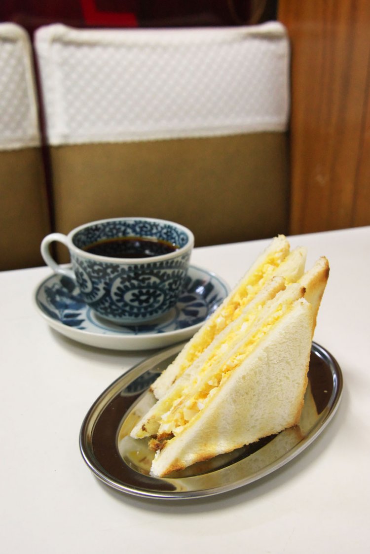 卵サンド550円は今は吉田流の味に。有機栽培コーヒー450円。