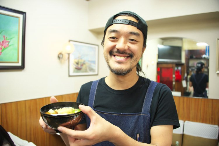 築地のそば店『長生庵』の松本さんも助っ人に。鳥雑煮750円は以前の関西風から長生庵製つゆに変更。