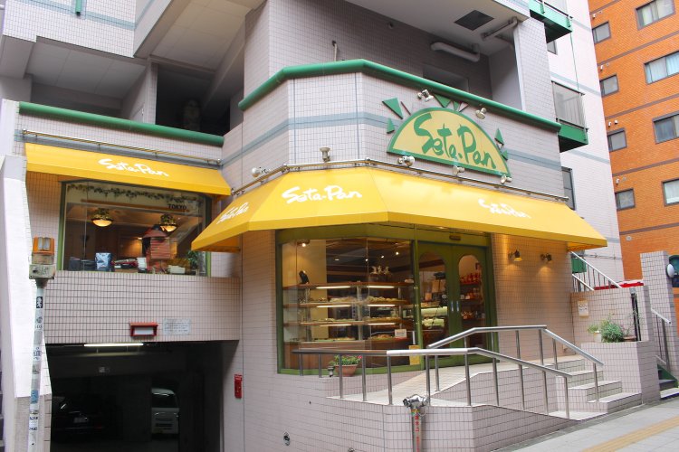 周囲に店は少ないため、よく目立つ。