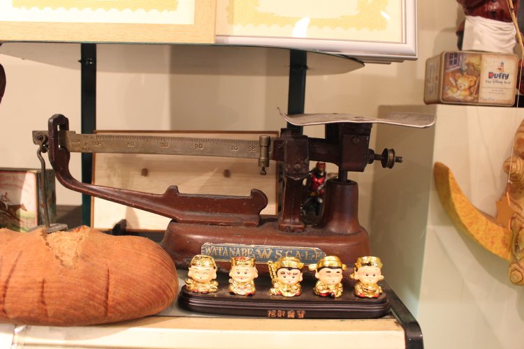 店内には、昔、使われていた秤が。