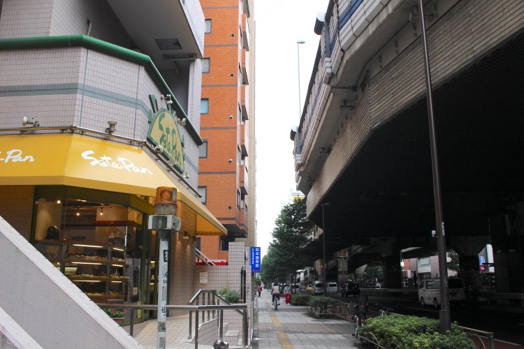 現在の玉川通り。商店がたくさんあった面影はない。