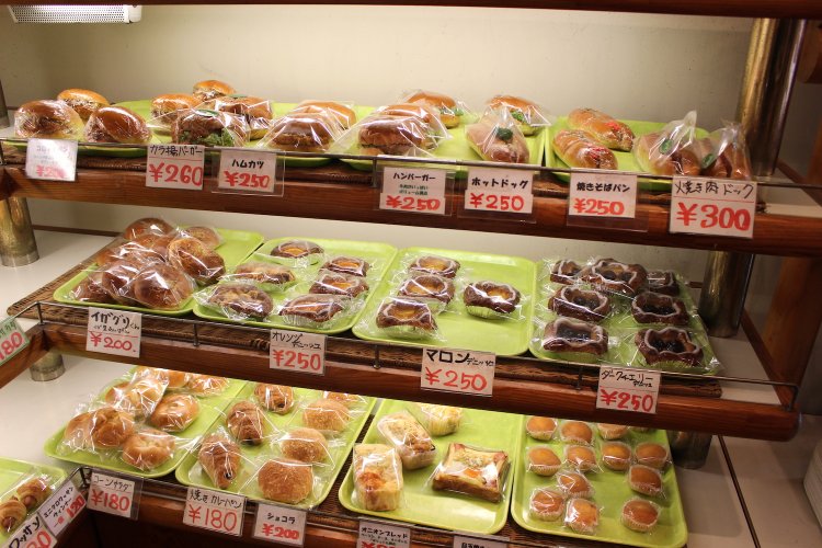 パンの多くは甘い系や総菜系。