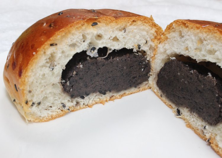 三宿あんぱん200円は、生地とあんにごまが加えられている。