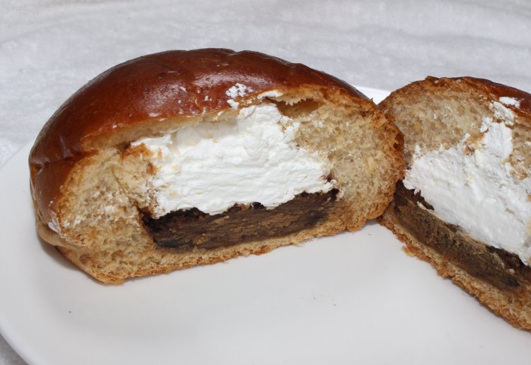 珈琲あんぱん200円は、ほろ苦さと生クリームのまろやかさが絶妙な組み合わせ。