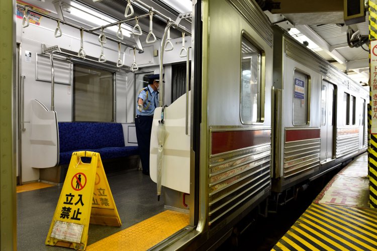 車両との隙間も大きい2番線には、警備員が立ち乗客を案内する。