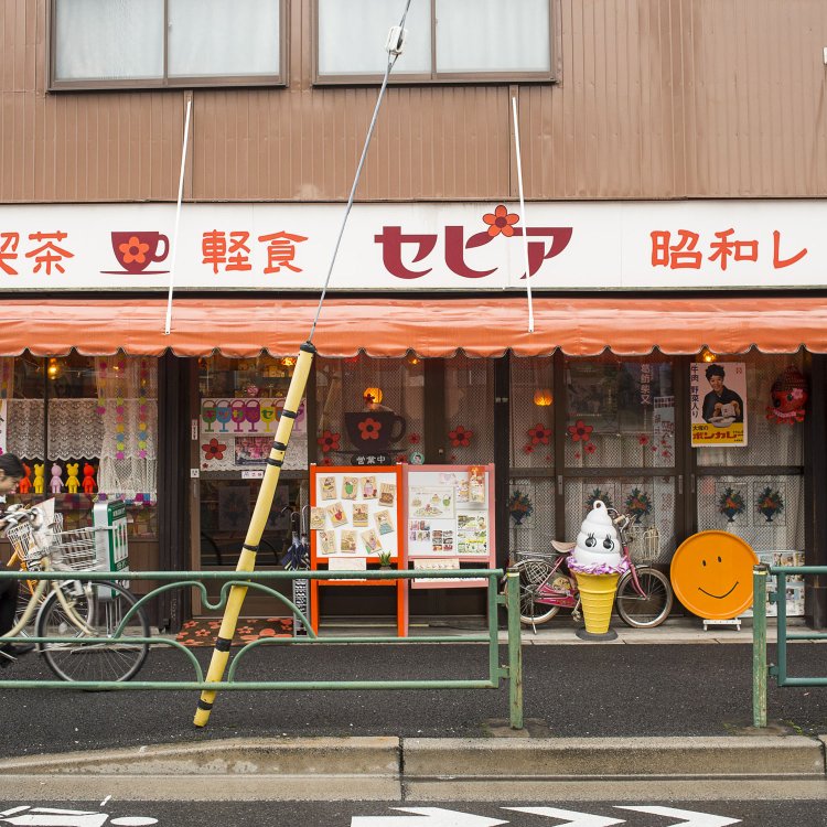 踏切のすぐそばに。