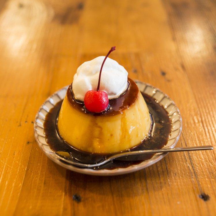 和風の器にカラメルがあふれそうな、クラシックプリン600円。