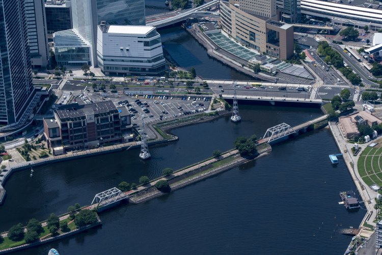 汽車道にある２つのトラス橋。複線のプラットトラスという種類。