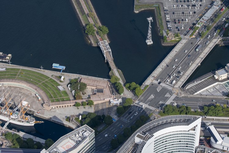 日本丸メモリアルパーク（左）と汽車道入口。YES’89の臨港線鉄道の駅は汽車道の始まる付近に仮設で建設された。道路や手前のビル群から桜木町駅にかけては東横浜貨物駅であった。