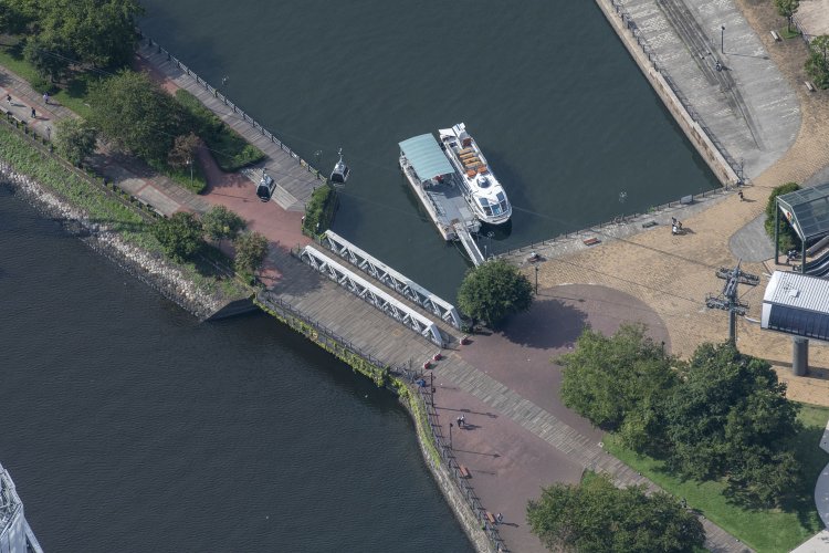 これら２枚は港三号橋梁。汽車道整備のために大岡川に架かっていたポニーワーレントラスの１連を架けた。ポニートラスは上部の上横構と呼ぶ斜めの材料などがなく小ぶりなトラス橋である。