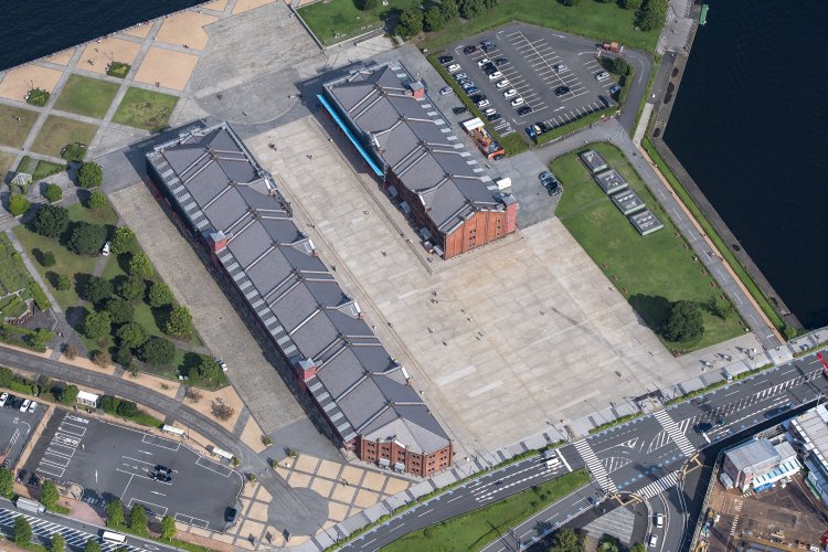 赤レンガ倉庫は左側の棟はテナントが入り右側は美術館などとなっている。『あぶない刑事』のエンディング曲が脳裏に流れてくる……。