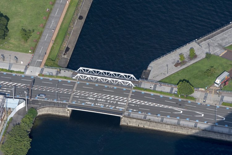 新港橋梁は日本製だ。汽車道にはアメリカとイギリスと日本の橋梁が同居している。