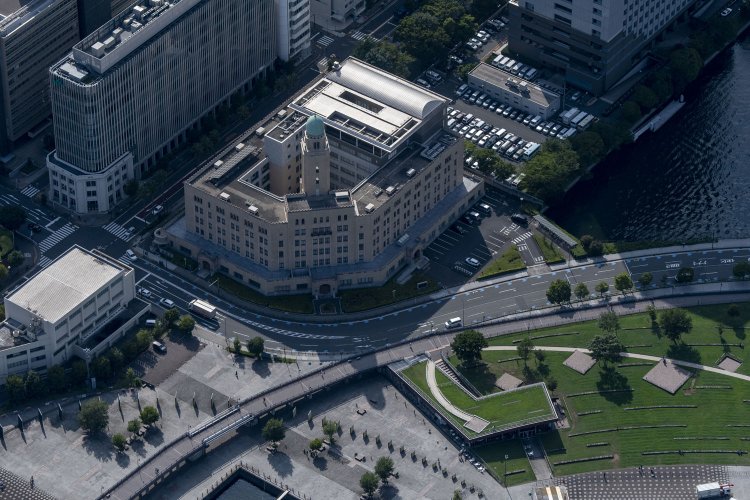 外国船員から「クイーン」と呼ばれた横浜税関の尖塔。延長された臨港線高架橋端付近にある。