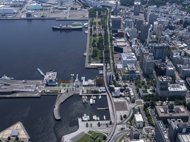 象の鼻パークから山下公園を見る。臨港線現役時は高架橋が氷川丸の先にある山下埠頭まで続いていたが廃止後公園内の高架橋は解体された。