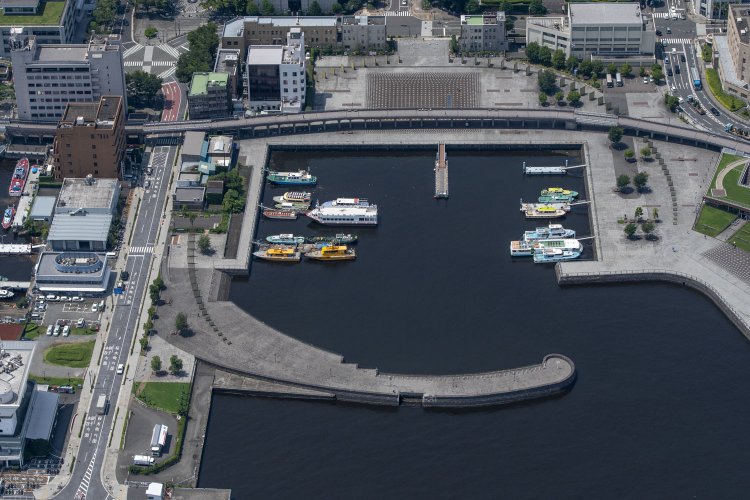 象の鼻パークを海側から。特徴ある防波堤は1896年頃にこの形状となった。背後の高架橋が臨港線の廃線跡転用の汽車道だ。