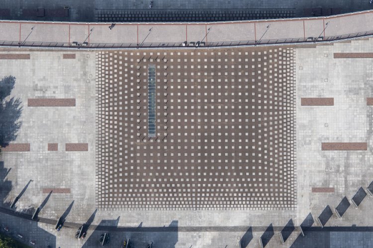 臨港線の傍らで発見された貨車用の軌道と小転車台はこのガラス張りから観察できる。真上から垂直気味に空撮した。