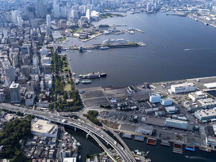左の山下公園から右の山下埠頭へと延長された貨物線の線路はあった。上空からだとその痕跡は判別しにくかった。若干線路跡の道路の色味が異なるくらいだ。