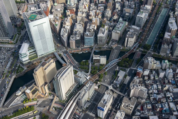 手前が桜木町駅。大岡川が流れる。高架は根岸線だ。奥は関内駅方向。