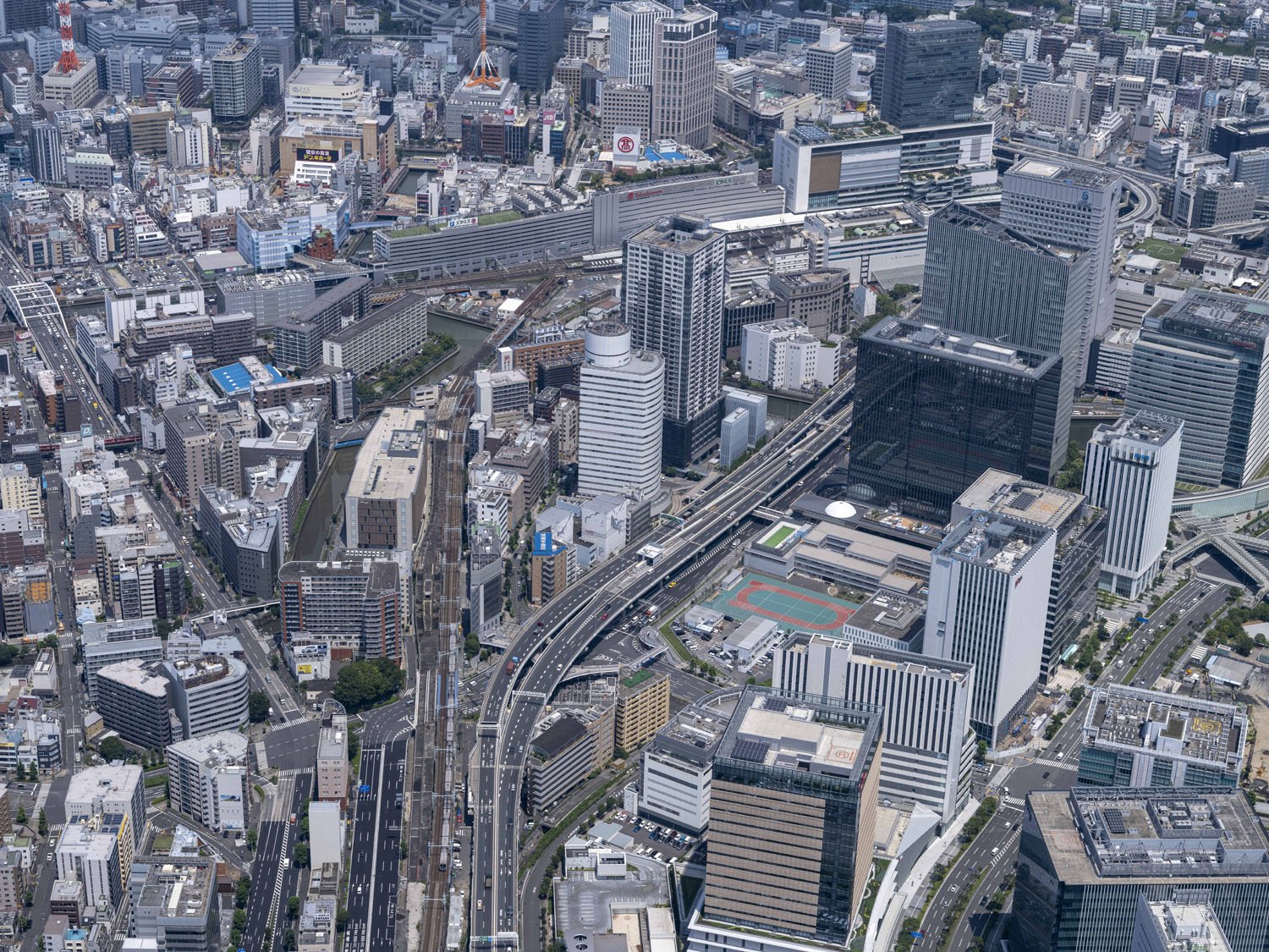 桜木町駅方向から横浜駅を見る。どこに海上築堤があったのか分かりにくい。首都高速道路左側の白いビル付近にあったと思う。二代目横浜駅は写真中心より左の大きな交差点付近にあった。旧東横線の高島町駅跡も見える。なお写真手前に高島貨物線の地下トンネルがある。