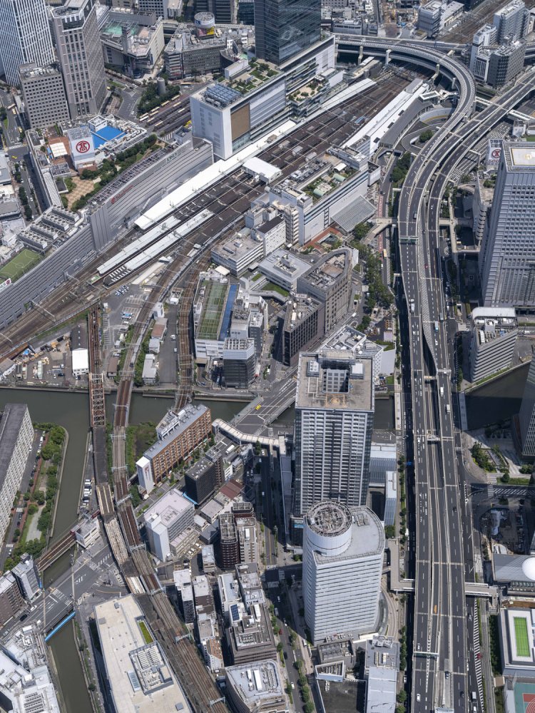 迅速測図を見ながら写真中心の縦の道路のラインが海上築堤のあったラインと似ている。横を流れるのは帷子（かたびら）川。海上築堤は舟が通れるよう水路が切られていてその位置が帷子川と合わさる。