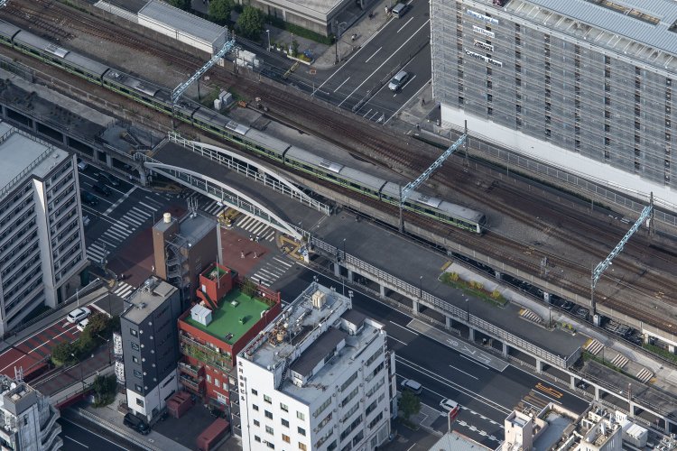 遊歩道部分の旧東横線高架橋。左手の橋を渡ったところで遊歩道は終点。