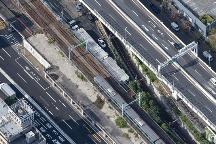 国道16号線の歩道橋が高架橋の下にある。遊歩道になるのかどうなのかまだ分からない。