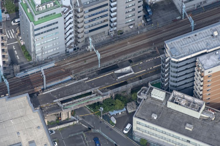 西側から見る。点字ブロックや白線も見え乗降階段も残る。