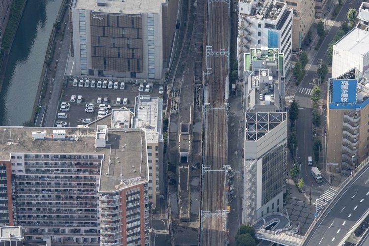 南から見る。右側が京浜東北線の線路。