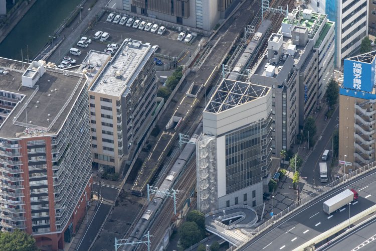 旧高島町駅は現役時代よりホーム端が撤去されているがギリギリ８両編成が停車できた。