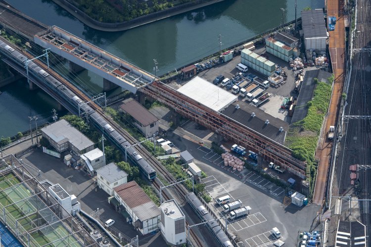 京浜東北線の脇にある東横線廃線跡。帷子川を渡る。