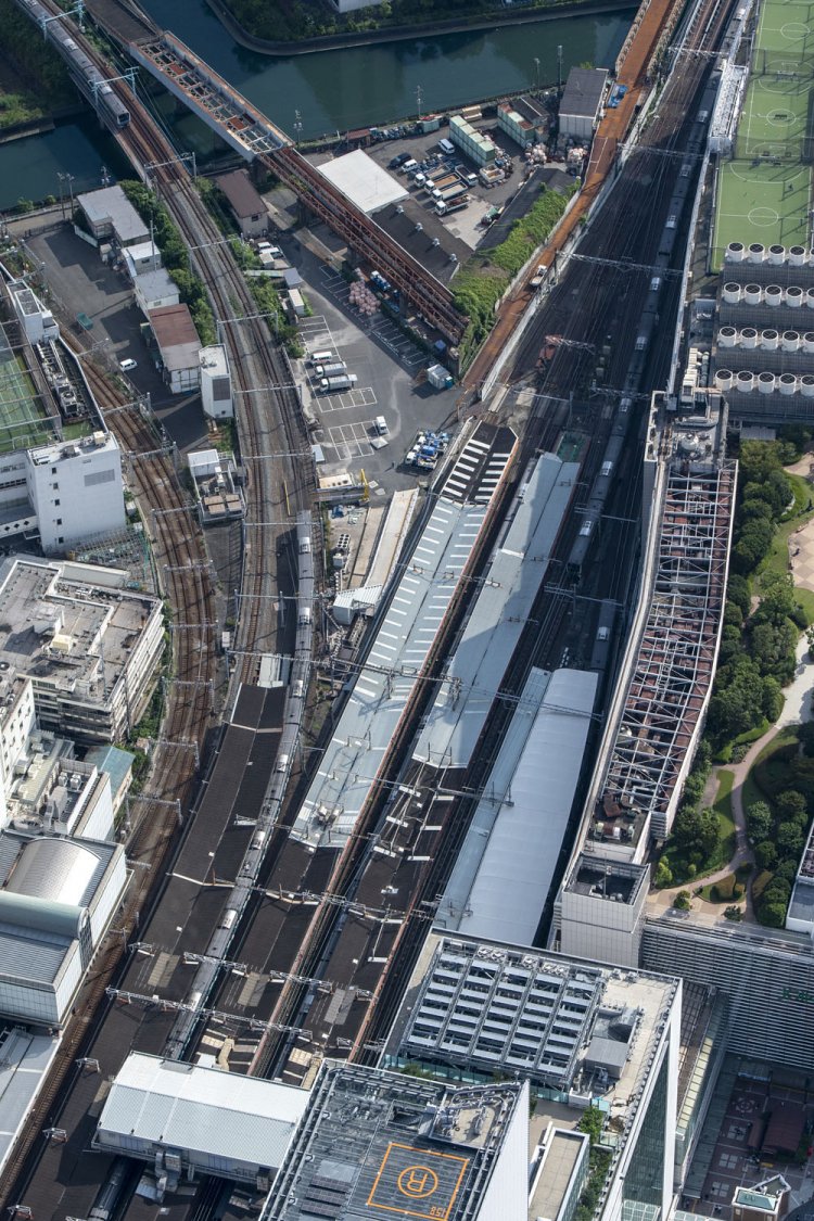 東横線は東海道本線を渡って相鉄ジョイナスショッピングビルと横須賀線の間に相対式高架ホームの横浜駅があった。いまは面影もない。