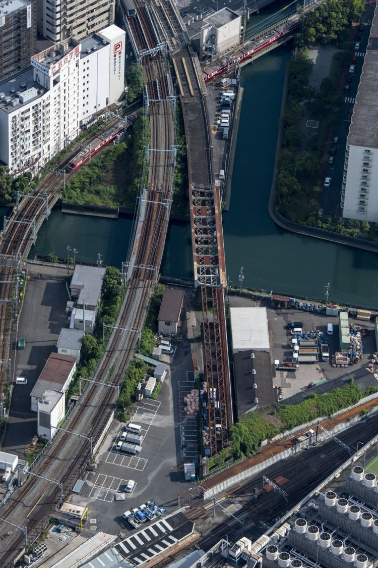 帷子川を渡る付近を真上気味に俯瞰する。川が離合したり京急が下を潜ったりと横浜駅南側はゴチャっとしている。
