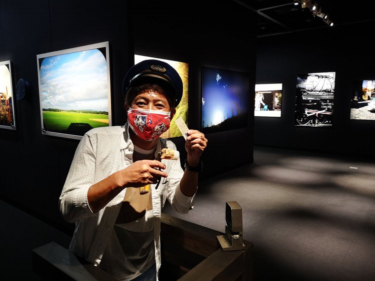 いたずらに成功した少年のような笑顔を浮かべた山﨑さん本人が入場券をくれた。 「3回来たらプレゼントありますよ。」