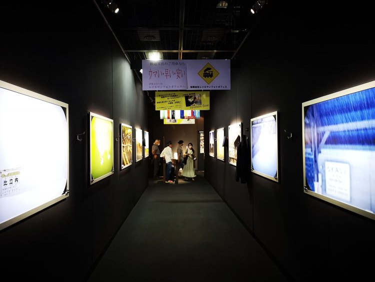 鉄道車両内が再現された展示スペース。