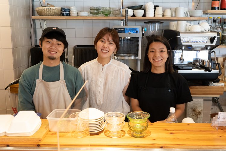 中央が店長でフードプロデューサーの庄籠（しょうごもり）あずきさん。若いスタッフばかりで日本橋に新しい空気を送り込んでいる。