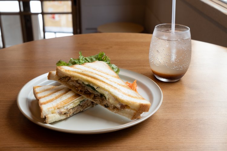 梅ボーイズのサバサンドは770円。サバの味噌煮の甘味とマヨネーズに、酸っぱい梅干しは隠し味。クラフトコーラのともコーラは550円。