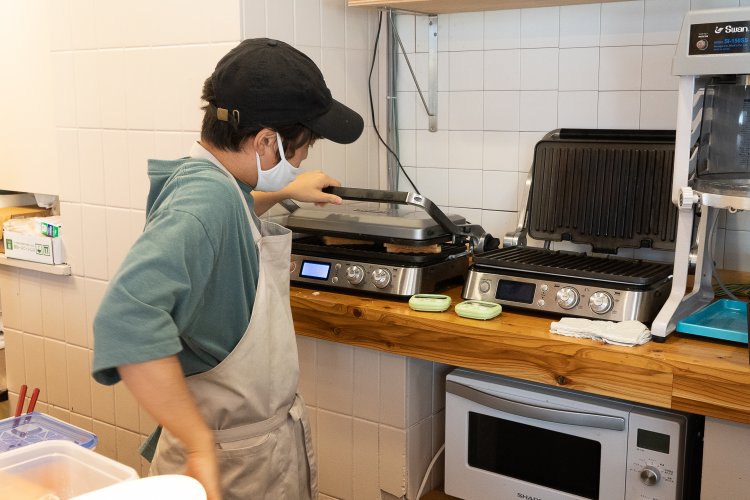 カウンター奥にはホットサンドメーカーが2台。パンは京都の『進々堂』の食パンを使っている。